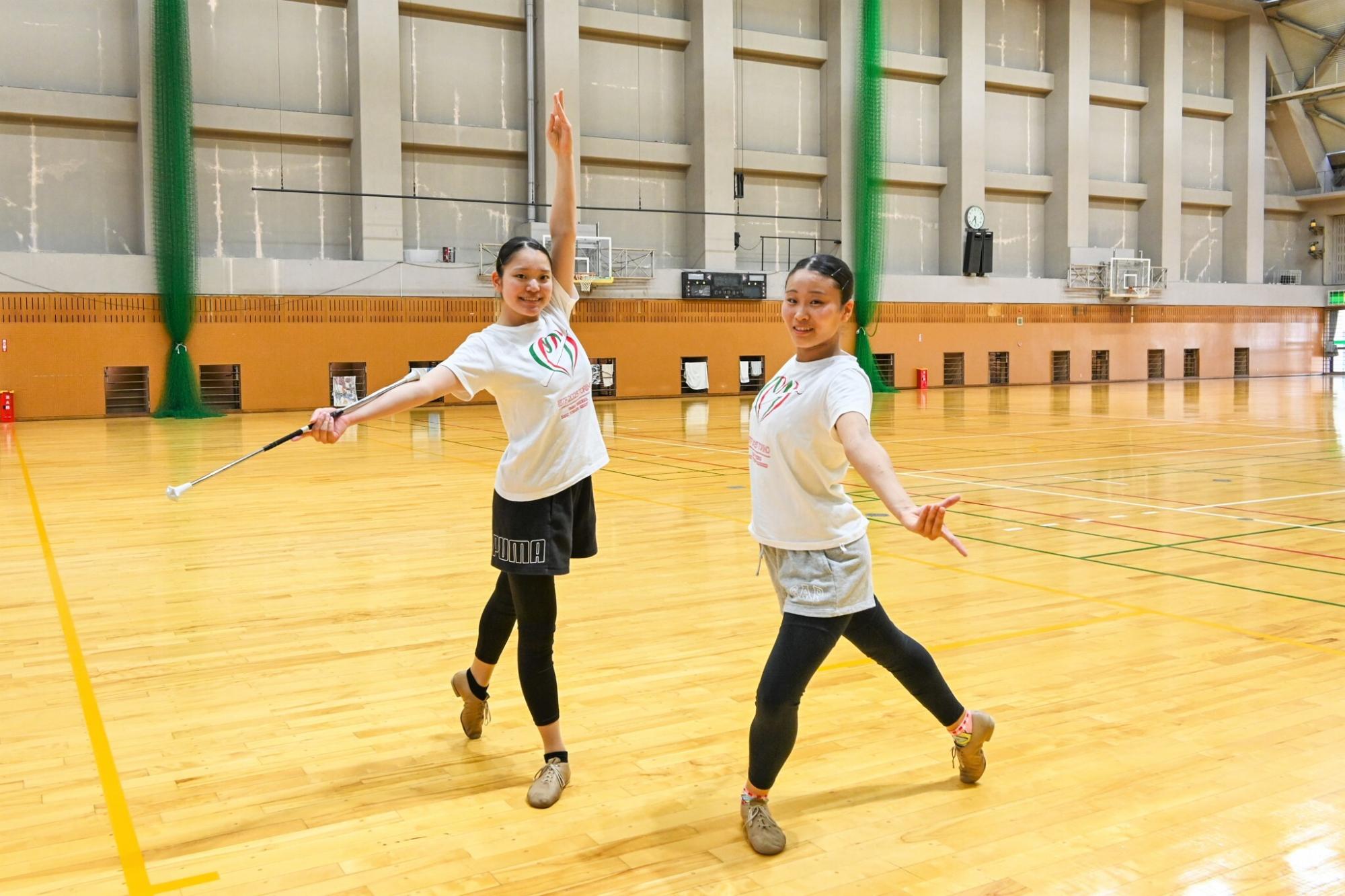 ペアの横畑選手とポーズを決める大坪さん