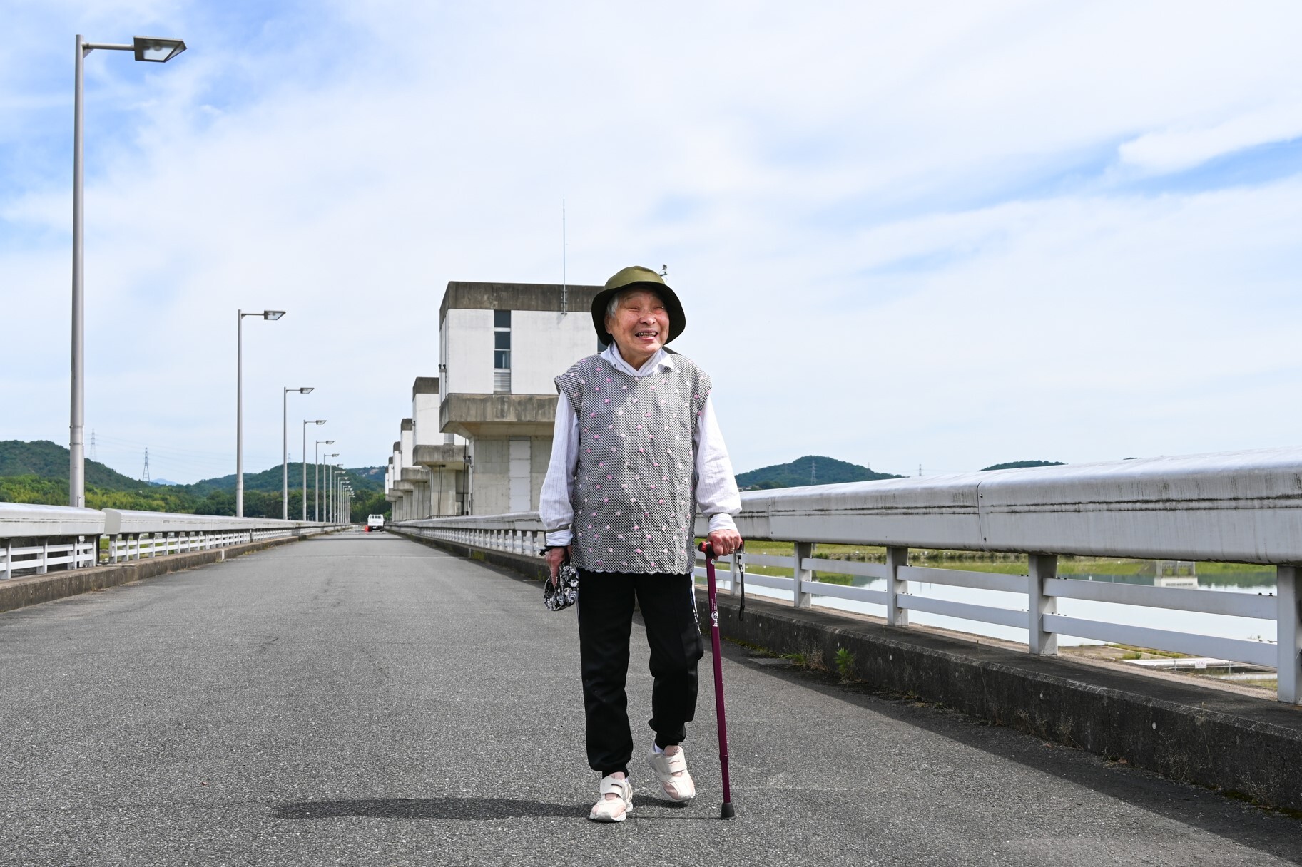 加古川大堰で散歩をする女性