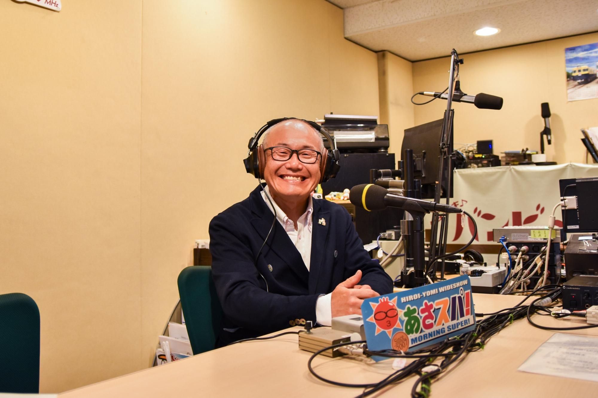 ラジオスペースで笑顔を見せるスパイシーさん