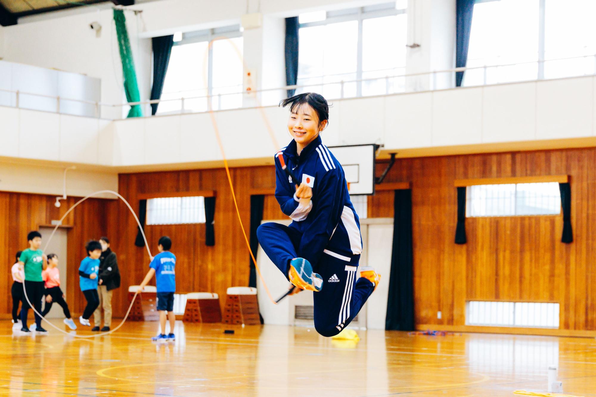 縄跳びを跳ぶ高田さん