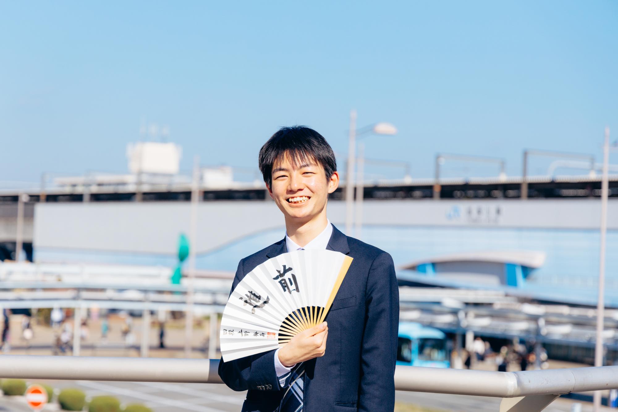 加古川駅前で笑顔を見せる上野さん