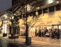 街路樹が植えられてライトアップされた夜の加古川市のまちなみの写真