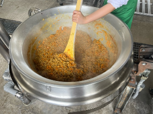 カレー炒めている写真