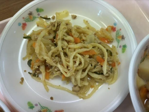 盛り付けられた切干大根のカレー炒め