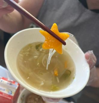 先生のスープにラッキーにんじん
