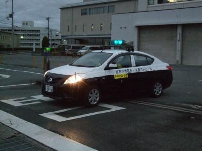 青色回転灯つきパトロールカー