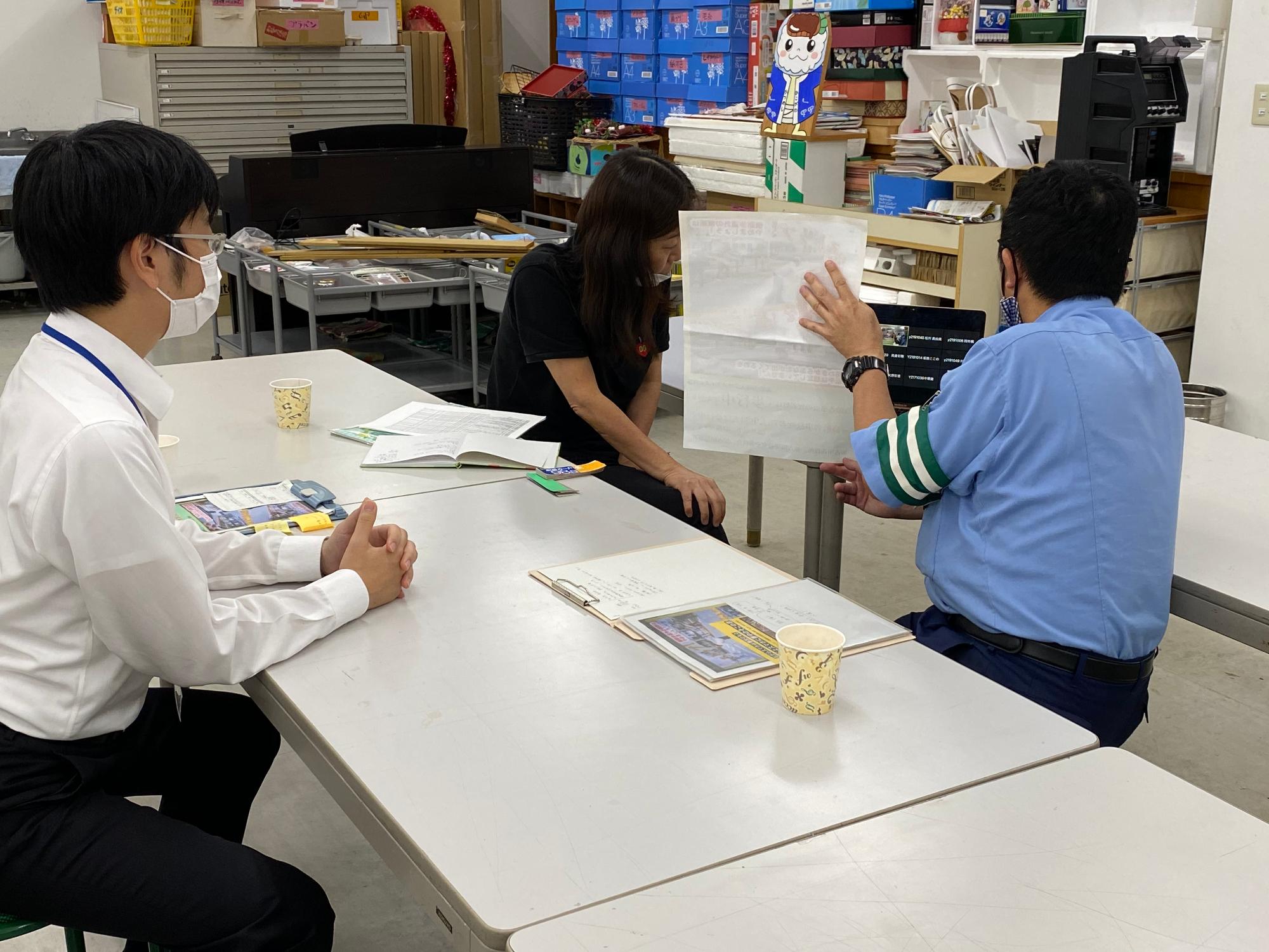 オンライン会議でポスター内容について協議中