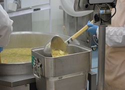 配缶作業