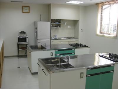 調理室の内装の写真。調理台、電子レンジ、オーブントースター等が確認できる。