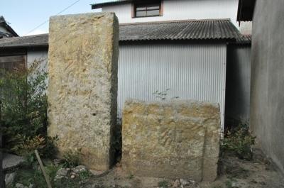 西山集落の地蔵堂の裏にある西山の2基の石棺種子板碑の写真