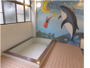 壁に絵が描かれている宿泊棟の男子浴室の写真