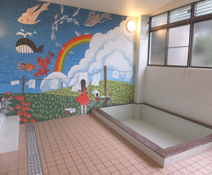 壁に絵が描かれている宿泊棟の女子浴室の写真