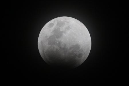 部分月食が始まった直後の下部分が欠け始めた月の写真