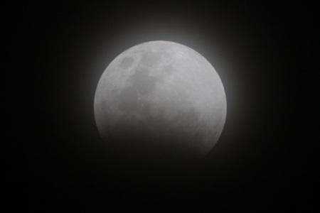 部分月食が始まっておよそ10分が過ぎ下半分が徐々に欠けてきている月の写真
