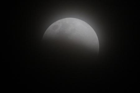 部分月食開始から30分ほど経過し全体の半分ほどが欠けてきた月の写真