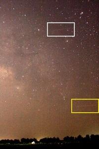人工衛星と飛行機が通った跡がそれぞれ「線」と「点」に見えて写っている写真