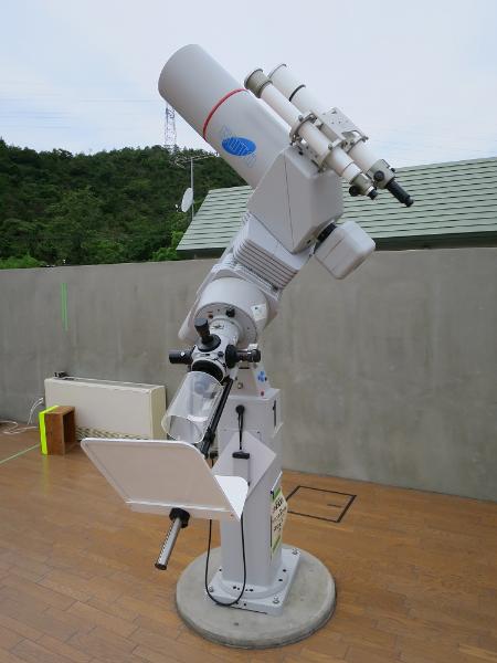 太陽投影板を取り付けた望遠鏡