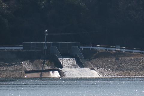 堤防からの注水