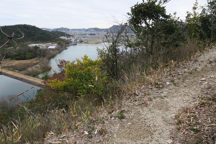 登山道と西神吉の遠景