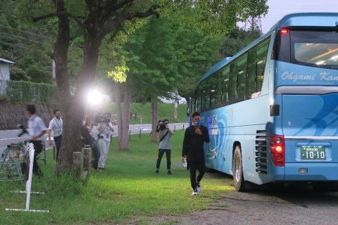 バスから降りるカラロ選手