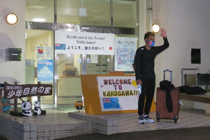 記念撮影に応じるカラロ選手