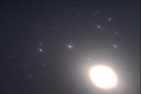 薄雲の中の金星とすばる
