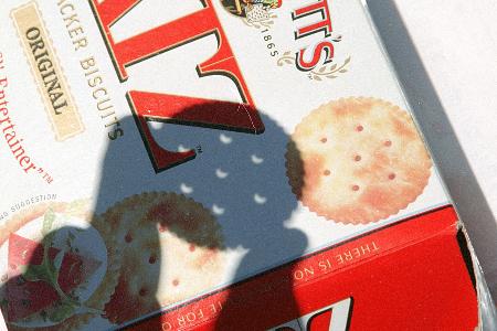 お菓子のピンホールで日食観察1999