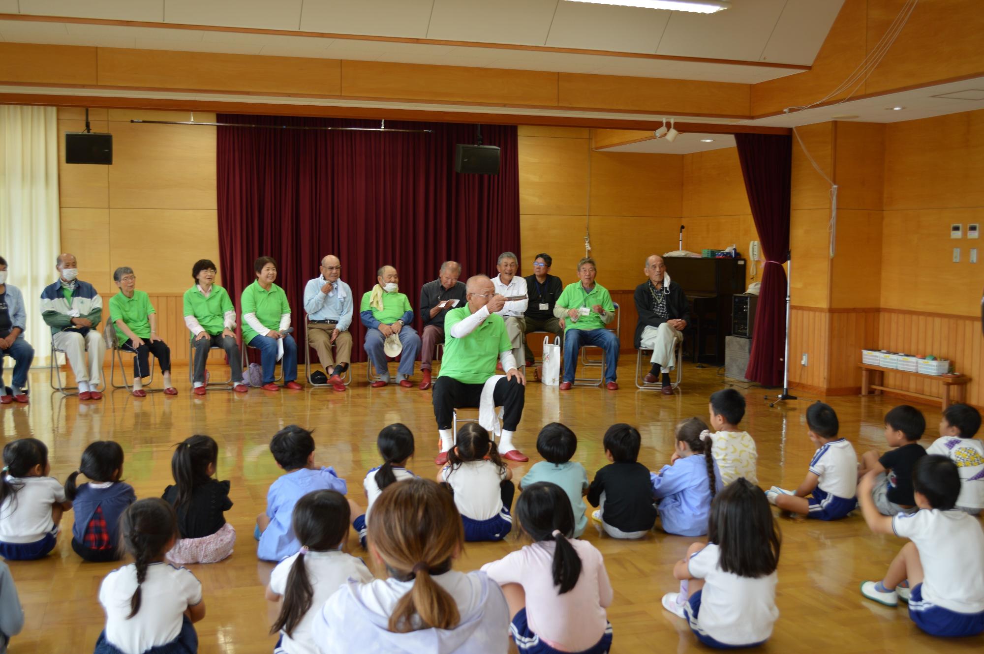 幼稚園児さんとのふれあい(^^♪ ボランティア活動です。ハーモニカ演奏も♪