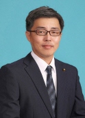 公明党議員団所属で議席番号9の山崎兼次の写真