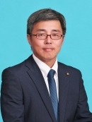公明党議員団所属で議席番号10の山崎兼次の写真