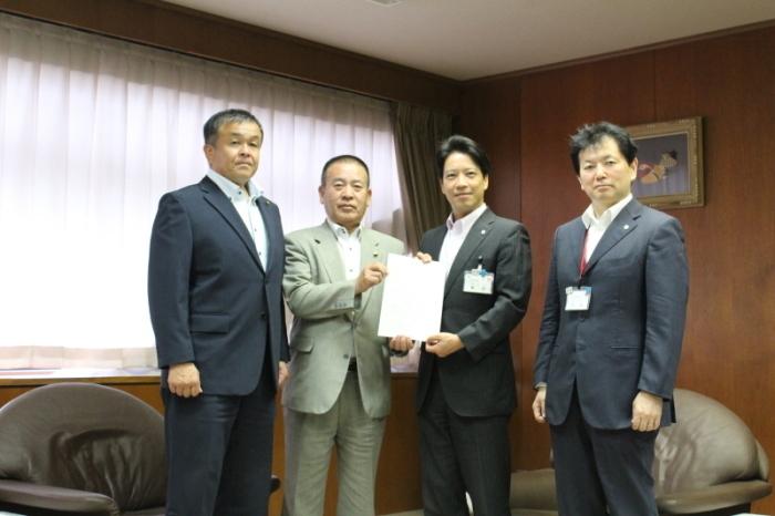 議長、副議長が議会事務事業評価に関する決議を市長に提出する写真