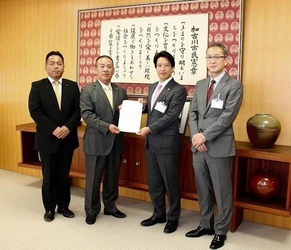 議長が議会事務事業評価に関する決議を市長に提出している様子の写真