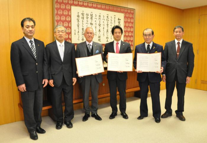 加古川市町内会連合会と一般社団法人兵庫県宅地建物取引業協会加古川支部、加古川市の三者で、平成27年3月23日に、「加古川市における町内会・自治会への加入促進に関する協定書」を締結した写真