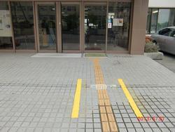 公民館正面玄関前にある段差の画像