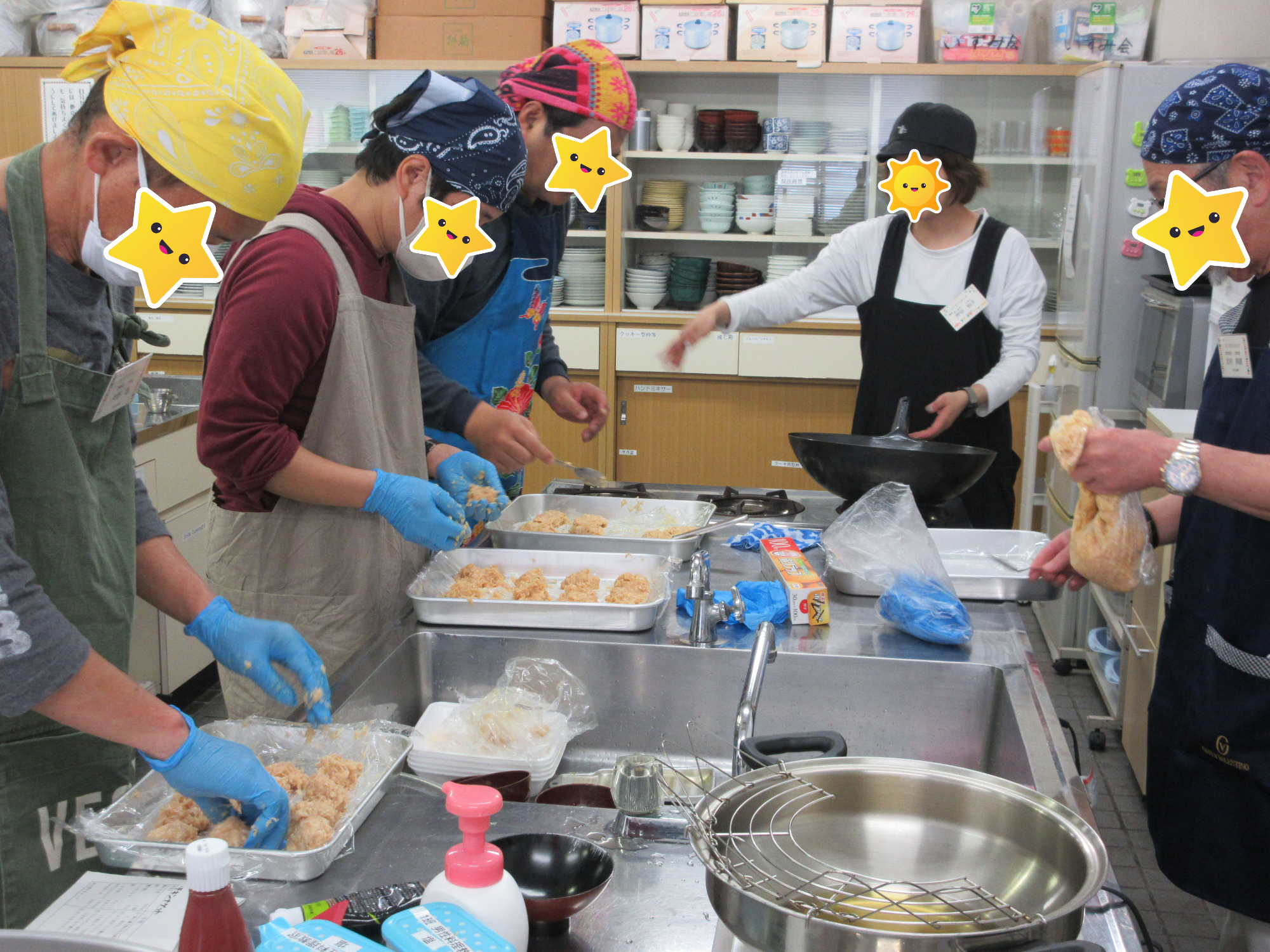 講師指導の下、チキンナゲットのタネをつくる様子