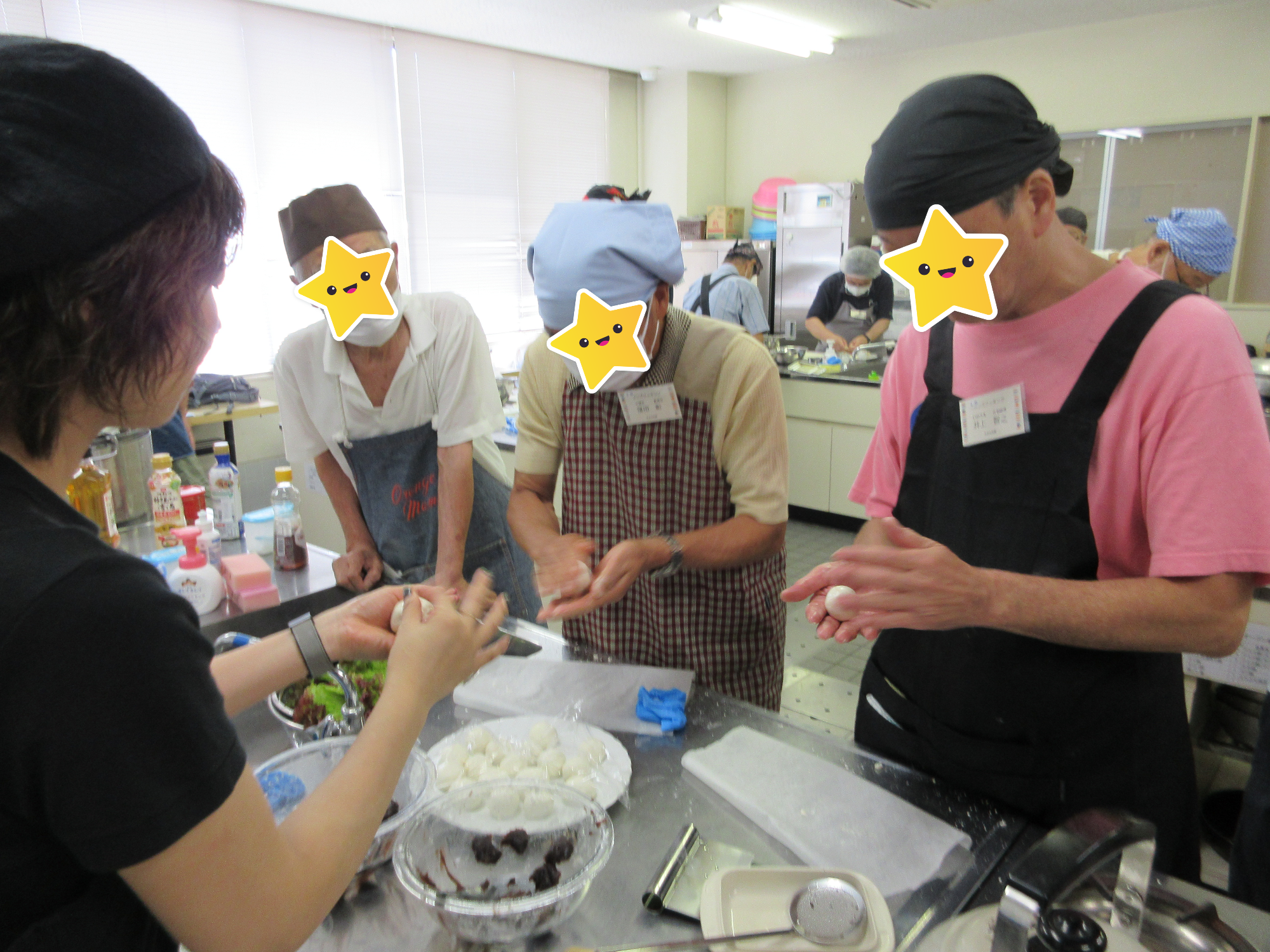 ゴマ団子の餡を包む様子