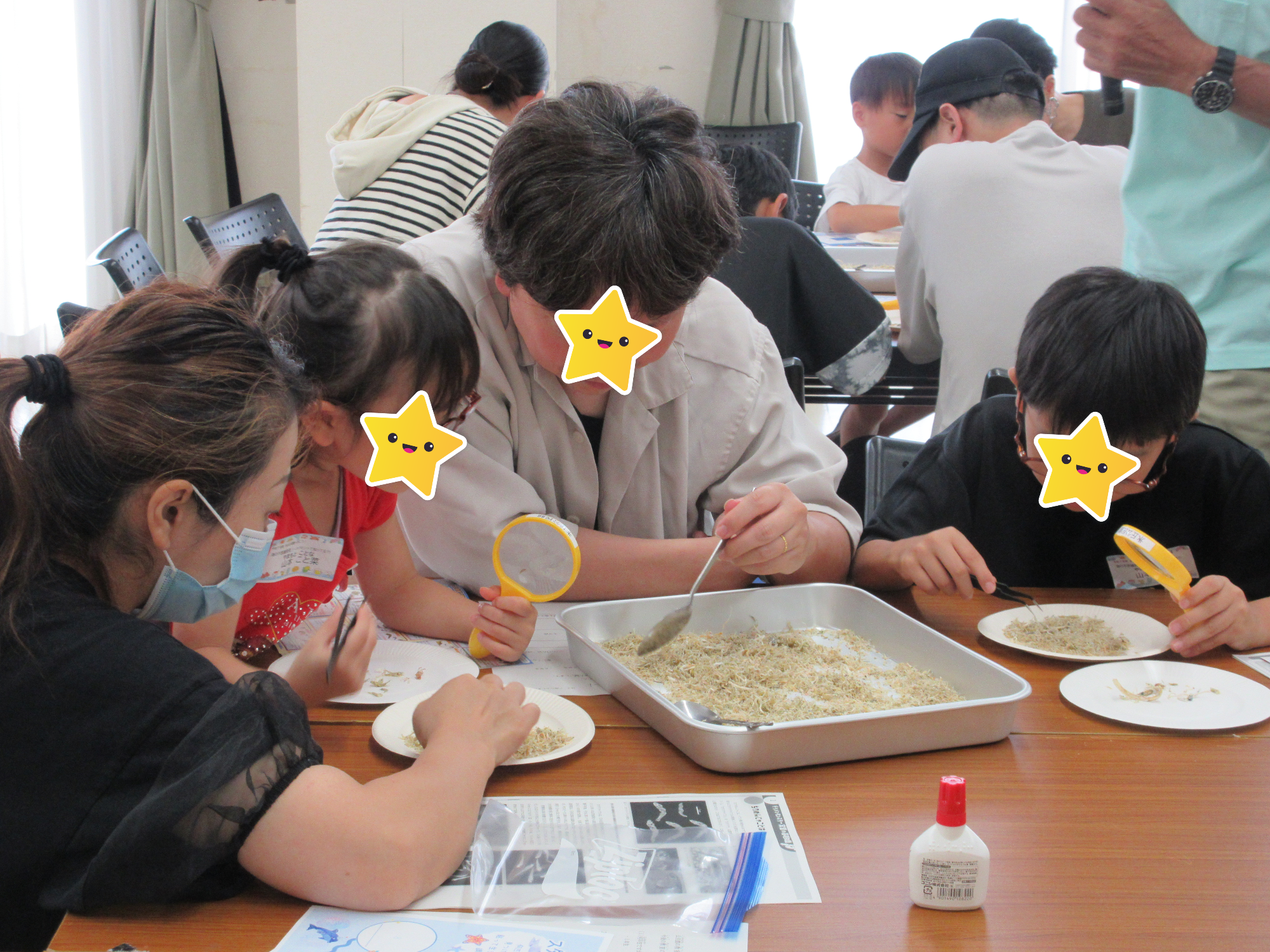 家族全員でチリモンを探すようす