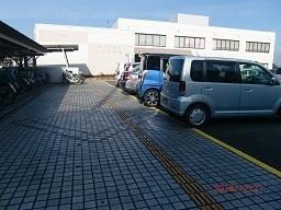 氷丘公民館駐車場の駐輪場横の駐車区域に設置されている点字ブロックの写真