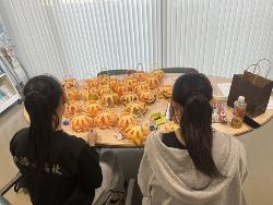 ハロウィンの工作をする様子