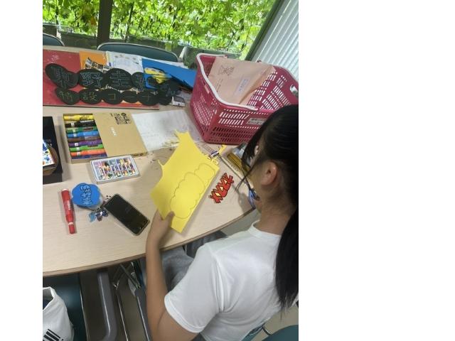 学生ボランティアによる飾り制作の様子