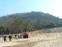 大規模林野火災が起きた草木も生えていない山の写真