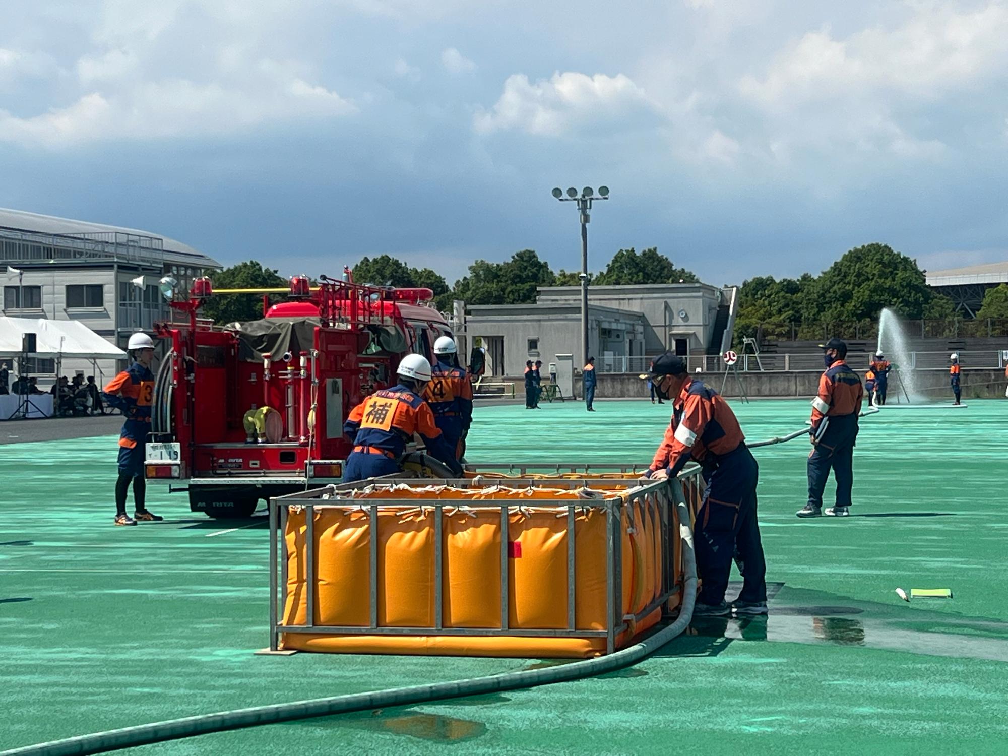 見事な放水をお披露目している様子