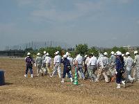 加古川市防災訓練で消防署員、消防団員などが歩いている写真