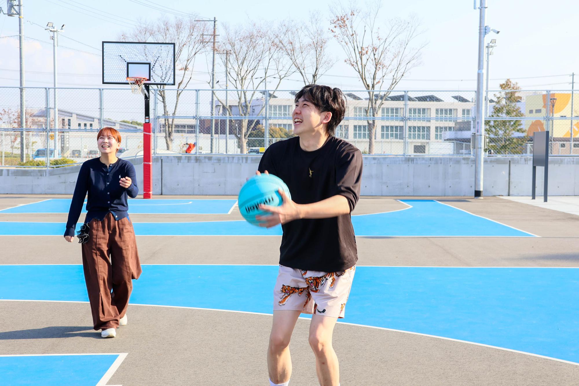 友人とバスケットボールを楽しむりゅうくん