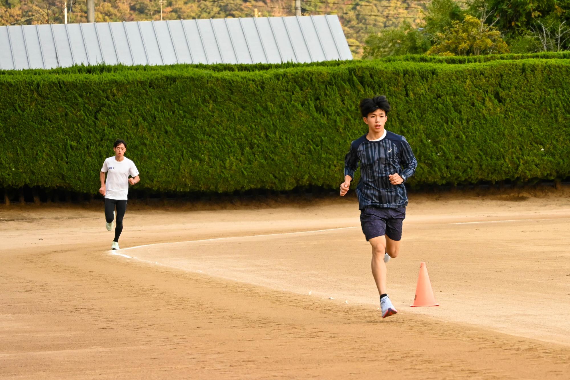 グラウンドで練習する新妻さん