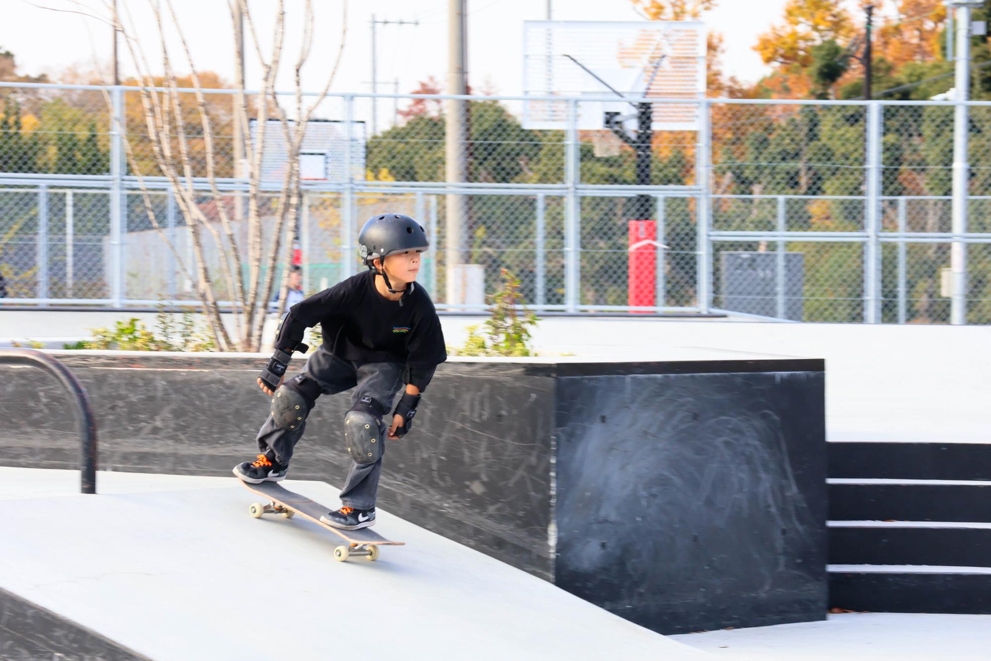 スケートボードで滑るはるくん