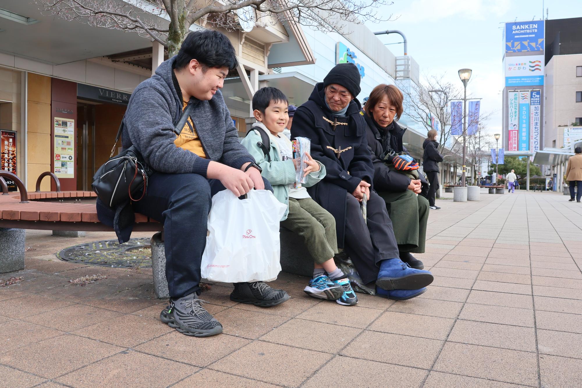 ベンチで休憩するテラパゴスさん