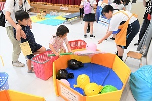 ボールをすくう参加者
