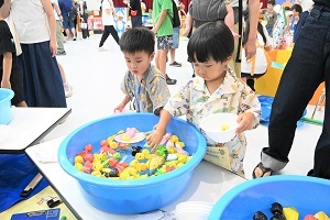 おもちゃをすくう参加者