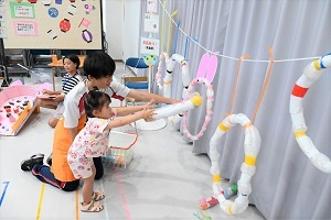 ロケット投げを楽しむ参加者